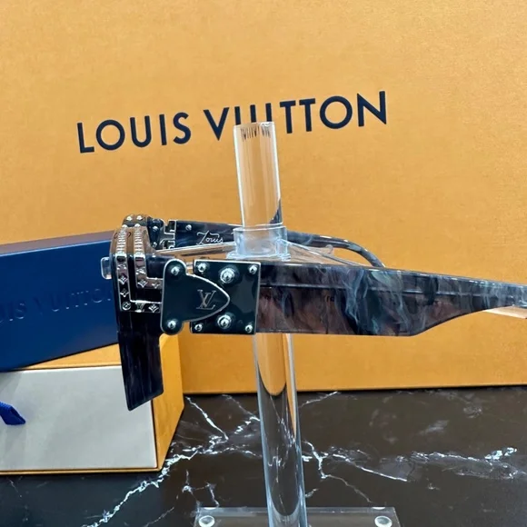 LOUIS VUITTON Millionaires Sunglasses - Picture 4 of 4